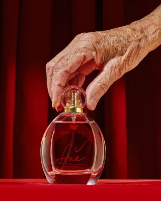 Soňa — vůně inspirovaná hlasem Soni Červené. Ve spolupráci s její nadací jsme vytvořili parfém, který nese melodii...