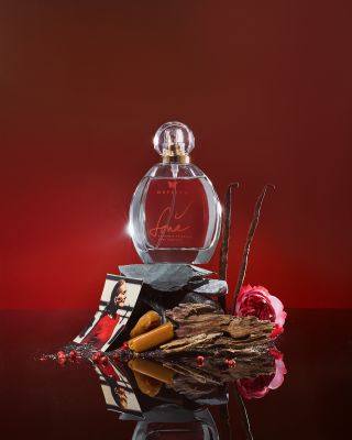 Při přivonění k vůni Soňa ucítíte jalovec, muškátový oříšek, růžový pepř a koriandr. Hlava vůně představuje energii a...