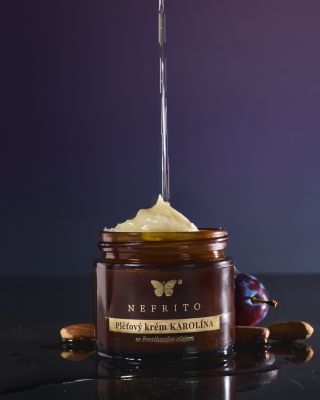 Už jste zkoušeli krém, který voní po marcipánu? Karolína se švestkovým olejem, mandlí a jojobou pořádně namlsá vaši pokožku.